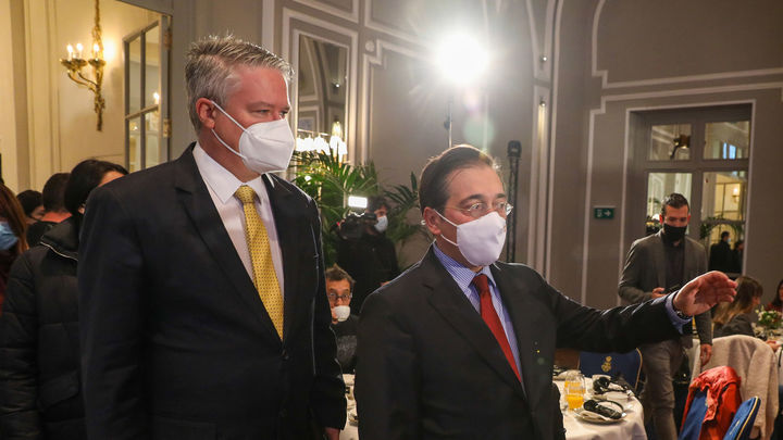 El secretario general de la OCDE, Mathias Cormann y el ministro de Exteriores José Manuel Albares, / EUROPA PRESS