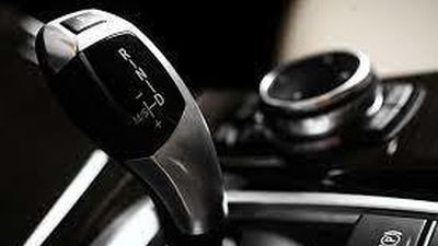 Autoescuelas piden que la licencia para conducir coches automáticos valga para manuales