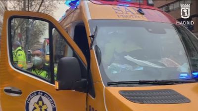 Grave una mujer en San Blas al caer desde su casa cuando limpiaba las ventanas