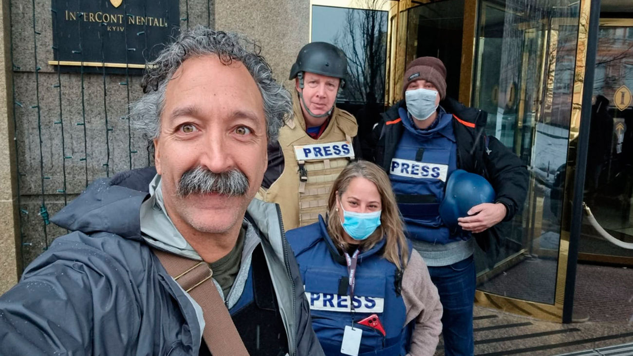 El cámara de Fox News, Pierre Zakrzewski, a la izquierda de la imagen juntos a compañeros de prensa en Kiev