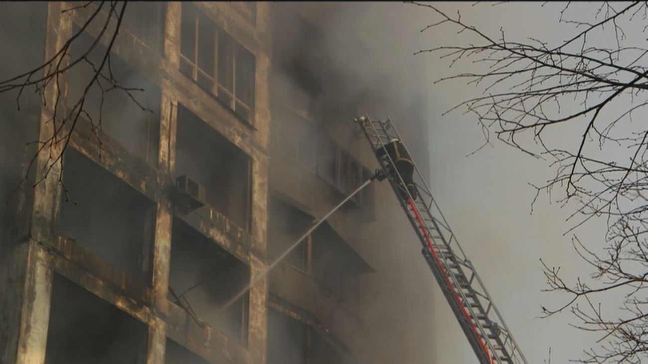 Un bombero trabaja en la extinción del fuego en una zona residencial de Kiev