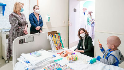 Ayuso visita en el Niño Jesús a los pequeños ucranianos enfermos de cáncer