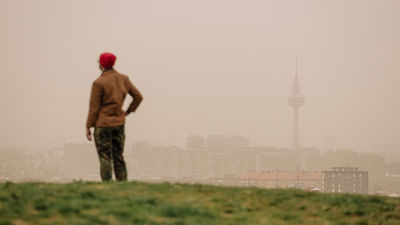 Lluvia de barro en Madrid: la calima provoca una muy mala calidad del aire en los 21 distritos