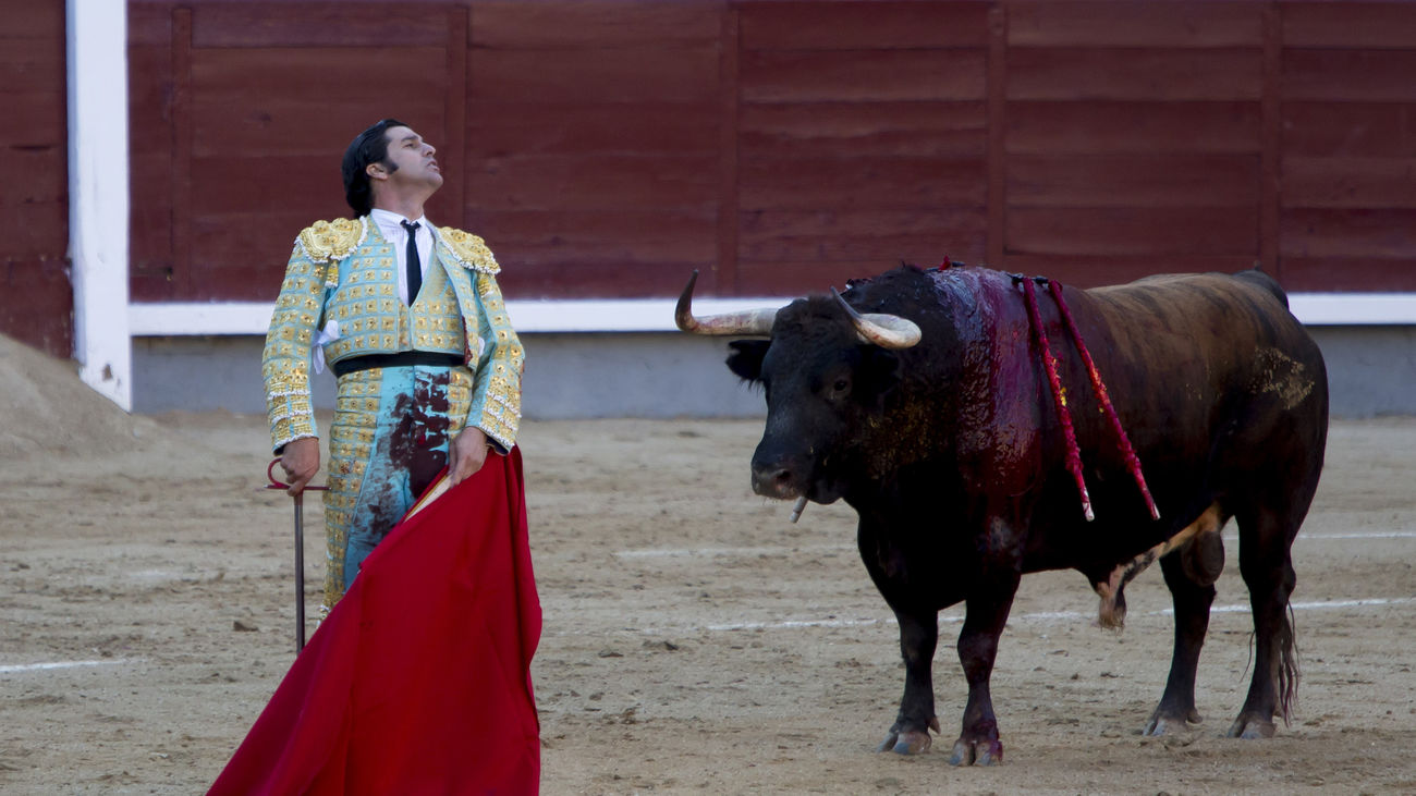 Morante de la Puebla toreando durante una corrida de toros en Las Ventas