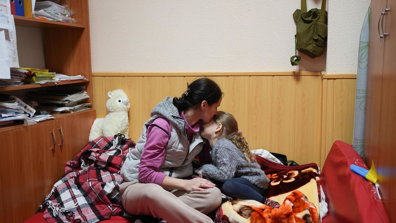 Oxana y su hija Slata descansan en un centro de acogida tras huir de Kiev