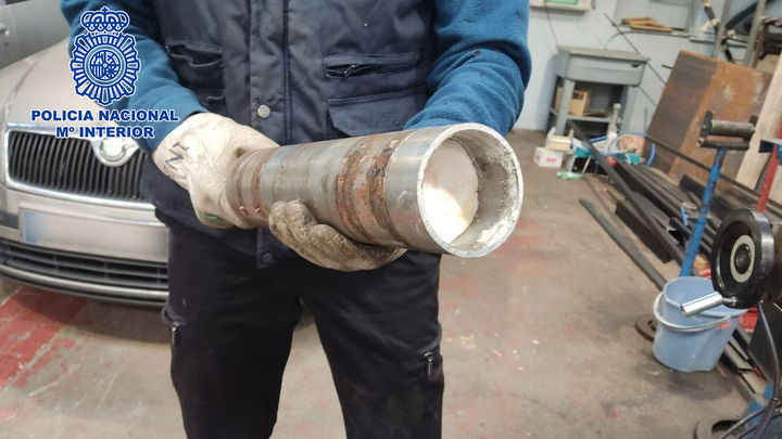 Un agente muestra el contenido de una de las piezas interceptadas / POLICÍA NACIONAL