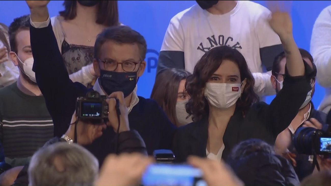 Ayuso y Feijóo exhiben sintonía en un acto en Madrid  con elogios mutuos