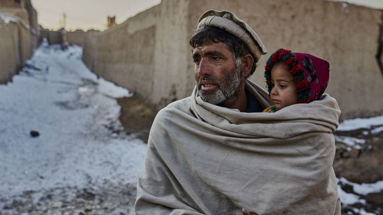Familias desplazadas enfrentan el hambre y el frío en Kabul