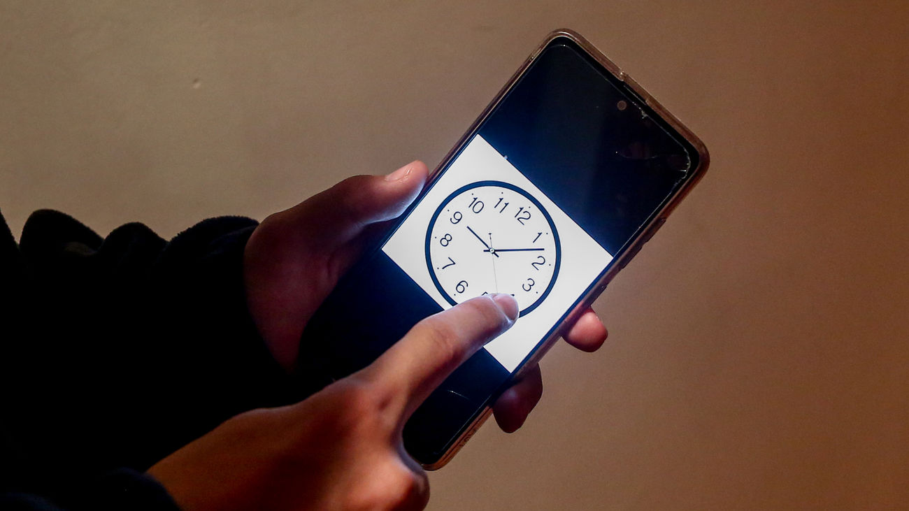 Un reloj en la pantalla de un móvil