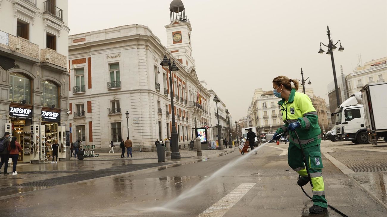 Lluvia de barro: así se ha teñido Madrid y varios 'desastres' provocados por la Filomena naranja