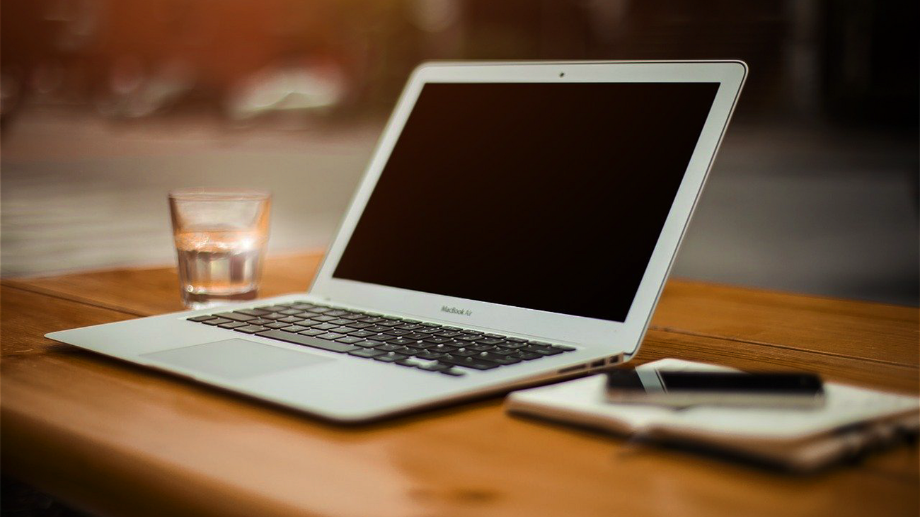 Una entidad bancaria y una ONG entregan 100 ordenadores a la Fundación Balia