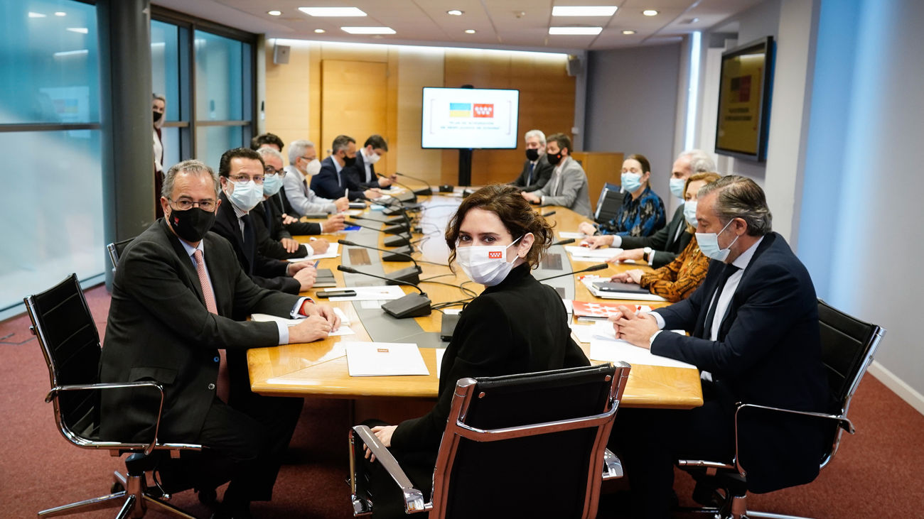 Ayuso pone en marcha un comité de crisis para acoger a refugiados ucranianos ante la pasividad de Sánchez