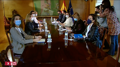 El Gobierno anuncia una bajada del precio de la luz, gas y gasolina el día 29 de marzo tras reunirse con el PP