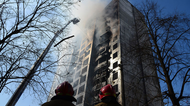 Incendio en un edificio de Kiev tras ser alcanzado por la artillería rusa / EUROPA PRESS