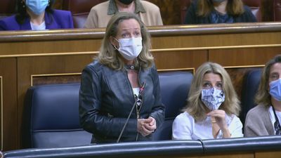 Calviño recuerda que la bajada de impuestos a la energía tendrá un impacto de 12.000 millones de euros