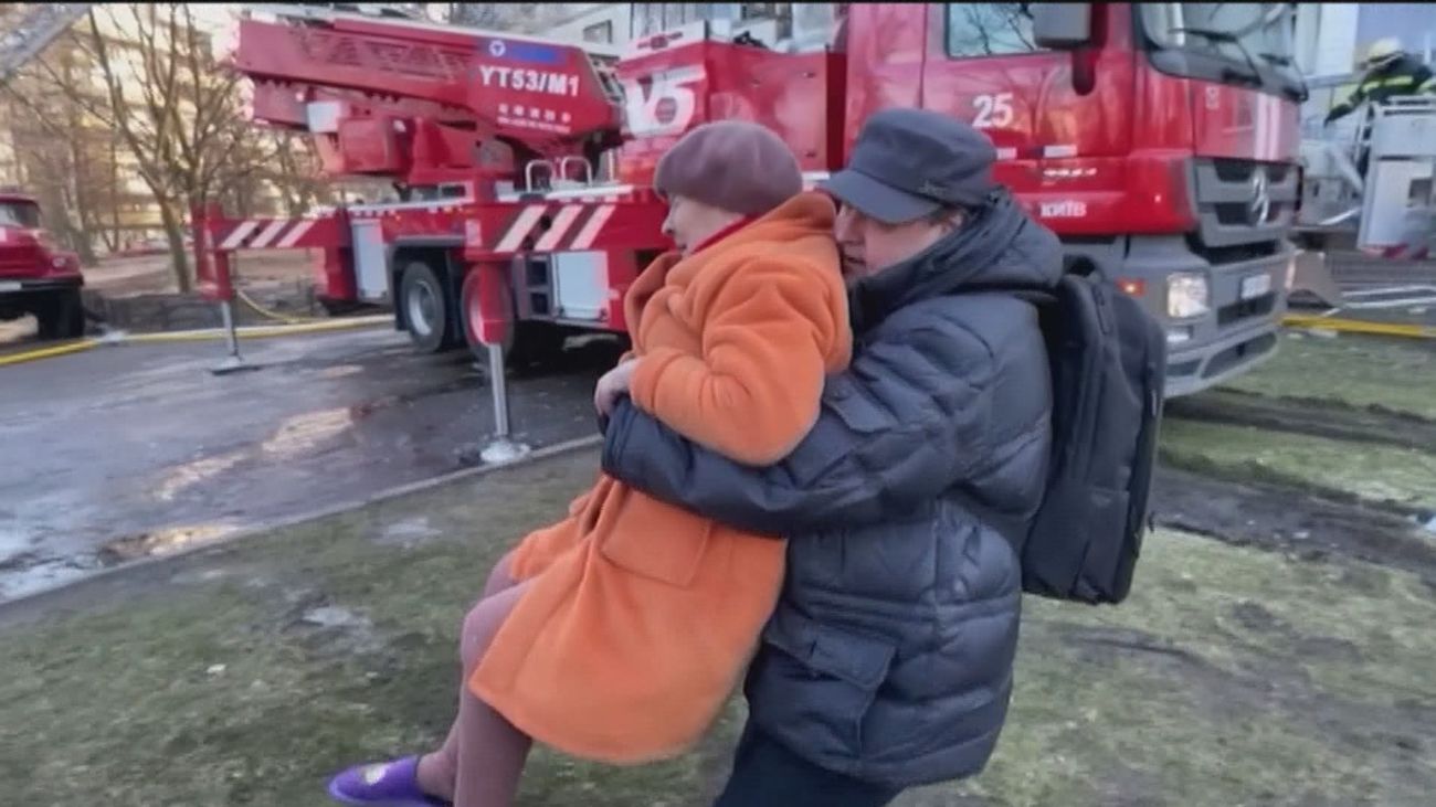 Ucrania: Un hombre carga a una mujer para evacuarla