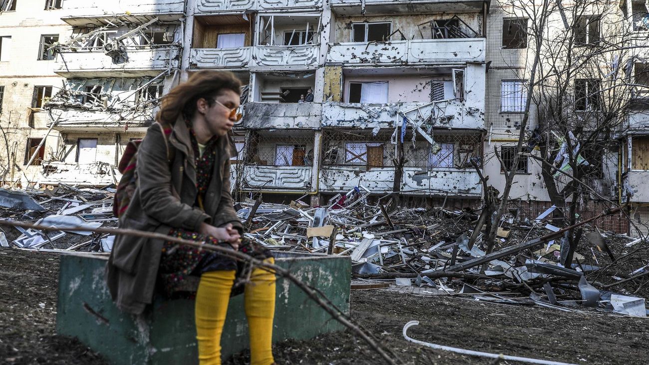 Una mujer herida tras un bombardeo en Kiev