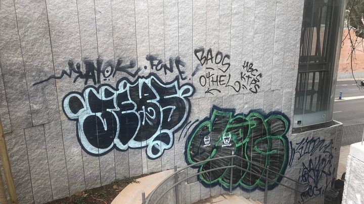 Escaleras de acceso junto a uno de los ascensores de la Plaza de España / AV PLAZA MAYOR