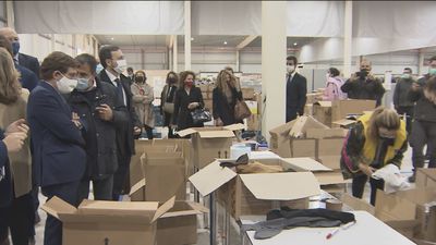 Almeida visita el almacén de donde saldrán hacia Ucrania 12 camiones con ayuda humanitaria