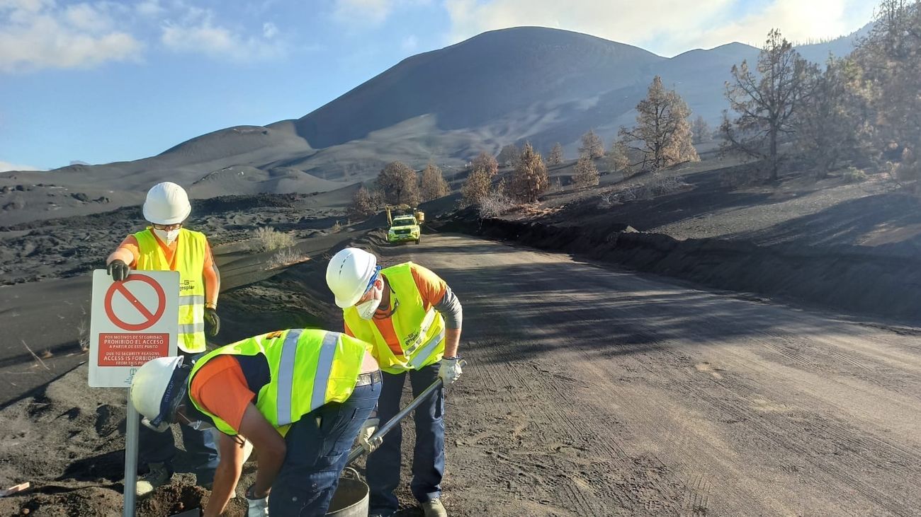 Personal del Cabildo de La Palma señaliza el perímetro de las coladas