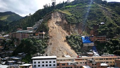 Impactantes imágenes del derrumbe de una colina en Perú
