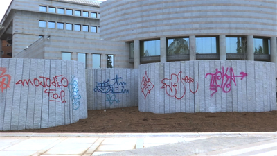 La renovada Plaza de España se llena de grafitis