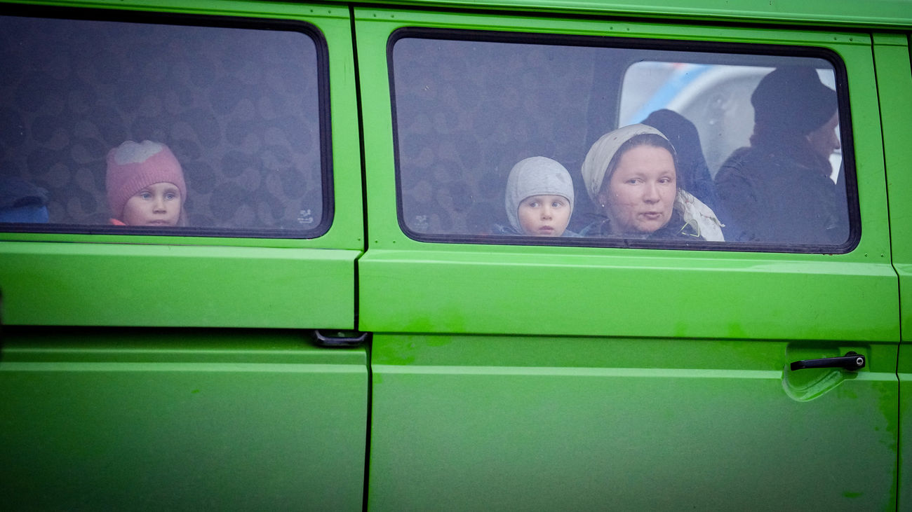 Una familia ucraniana en un vehículo