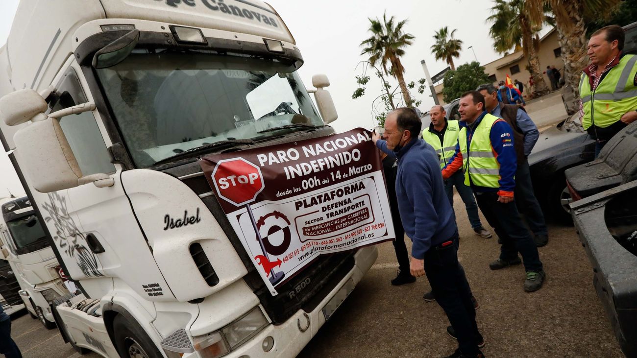 Transportistas manifestándose con una pancarta en el tercer día de huelga indefinida del transporte de mercancías