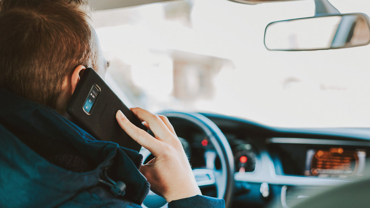 La nueva Ley de Tráfico endurece las sanciones: Usar el móvil con la mano restará seis puntos