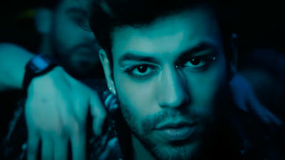 Agoney nos presenta su nuevo single 'Bangover'