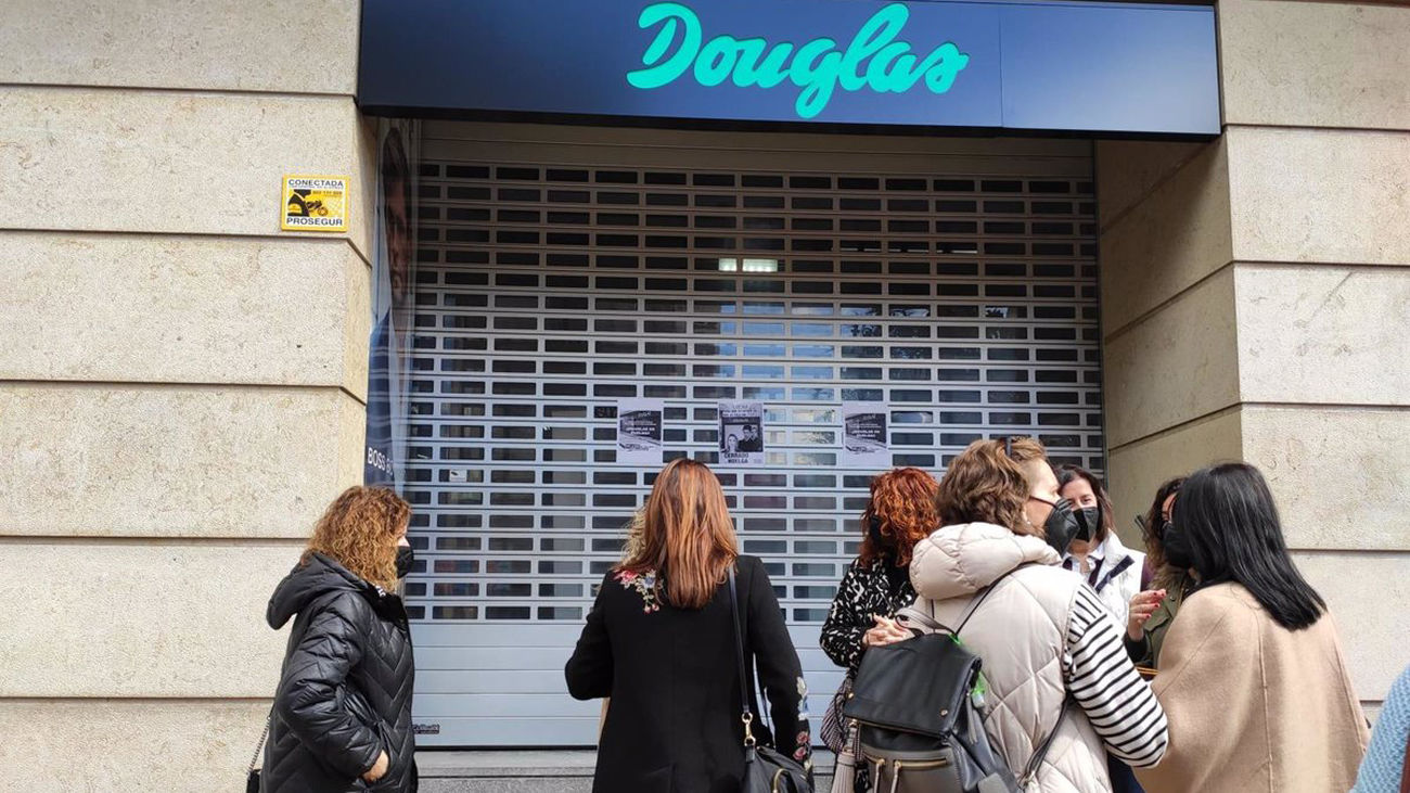 Empleados de Douglas  protestan por los cierres de tiendas y despidos