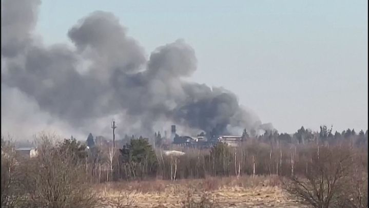 Bombardeo de una planta de reparación de aviones en Lviv / Telemadrid.es