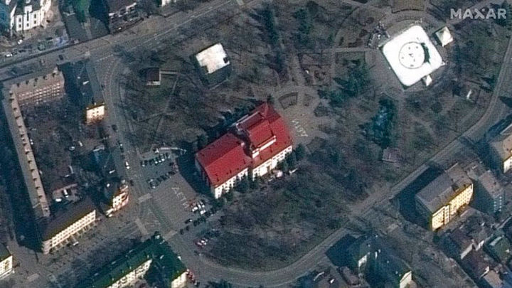 Imagen satelital del teatro que tenía la palabra 'niños' escrita / Europa Press