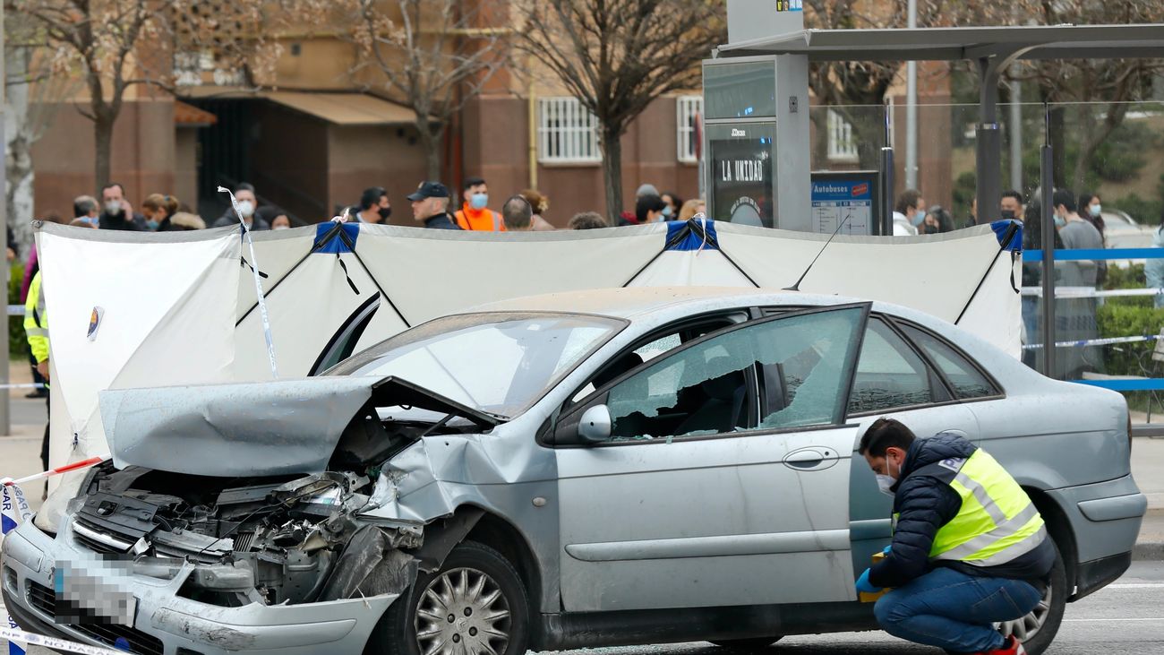 Agente de la policía en el lugar del crimen