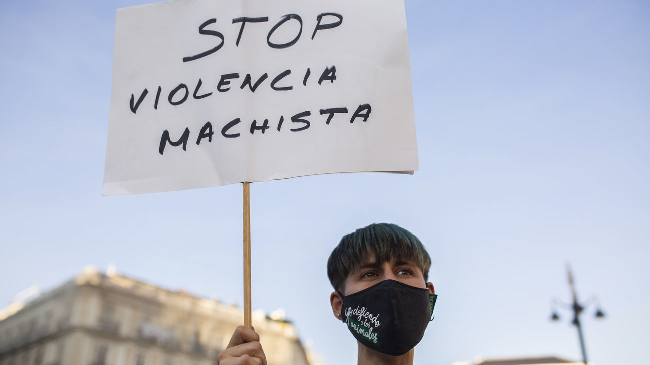 Una persona porta una pancarta contra la violencia machista