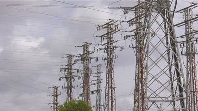 La luz baja un 4,46% este sábado y se mantiene por debajo de los 250 euros/MWh