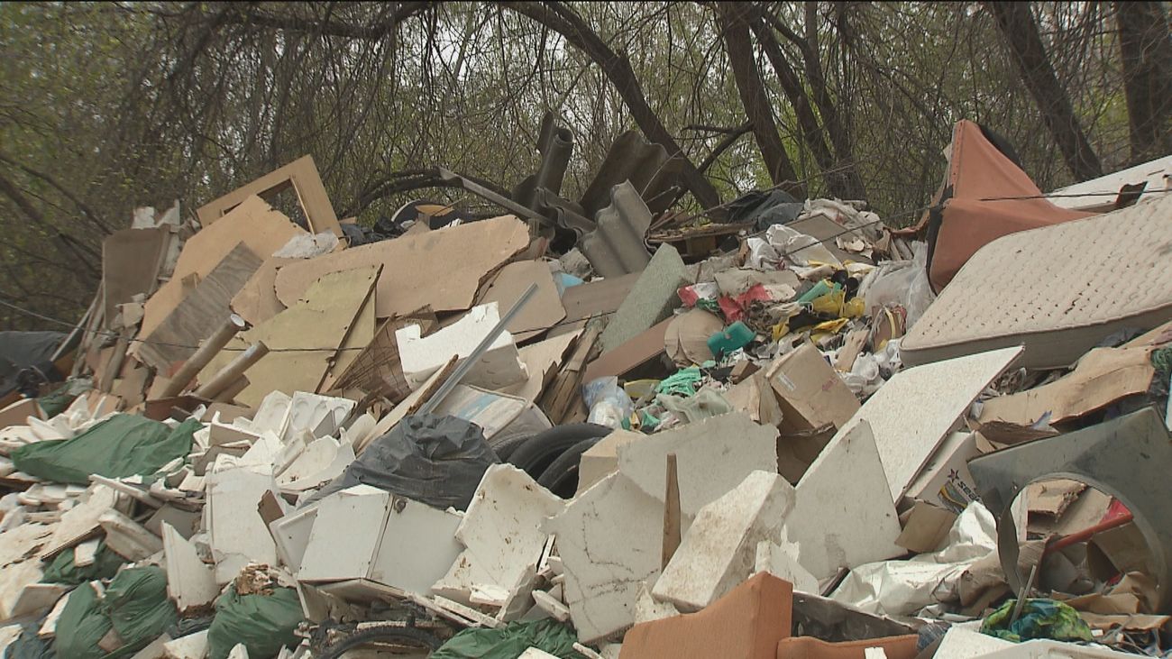 Toneladas de basura y escombros se siguen acumulando  en el Río Jarama en San Fernando de Henares