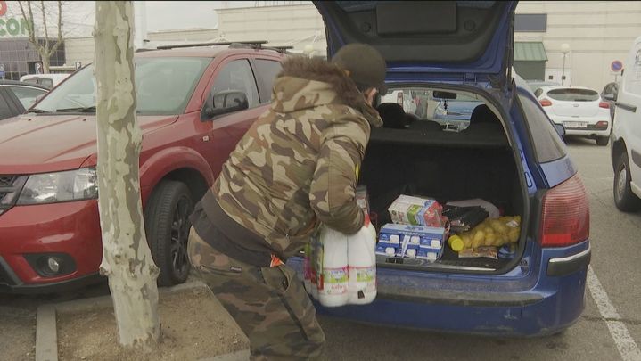 Un cliente carga leche en su coche / TELEMADRID
