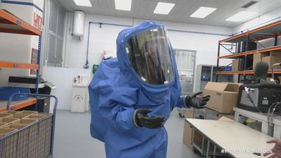 Nos probamos un traje NRBQ que protegen con las partículas radiactivas
