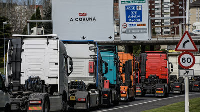 Las marchas lentas de transportistas se extienden a Sevilla, Barcelona o La Coruña