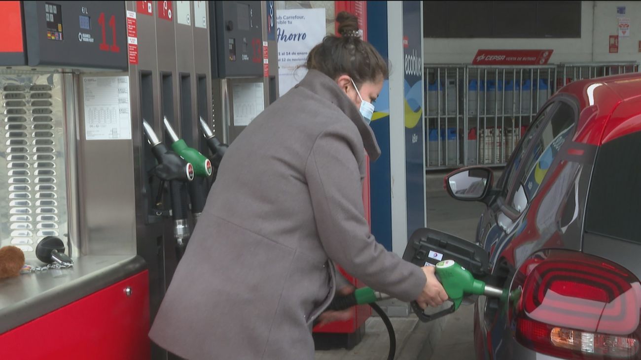 Las gasolineras bajan los precios levemente tras el respiro del crudo
