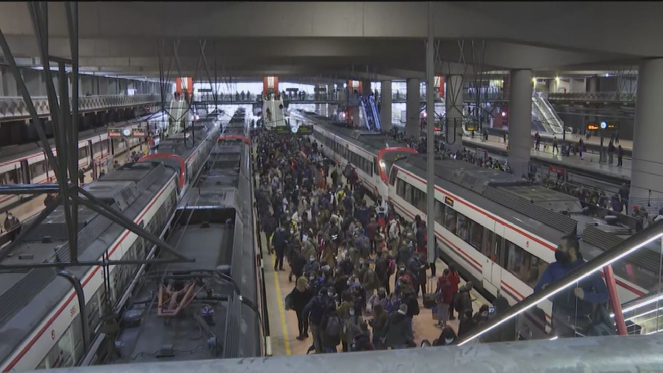 Cientos de personas en la estación de Atocha