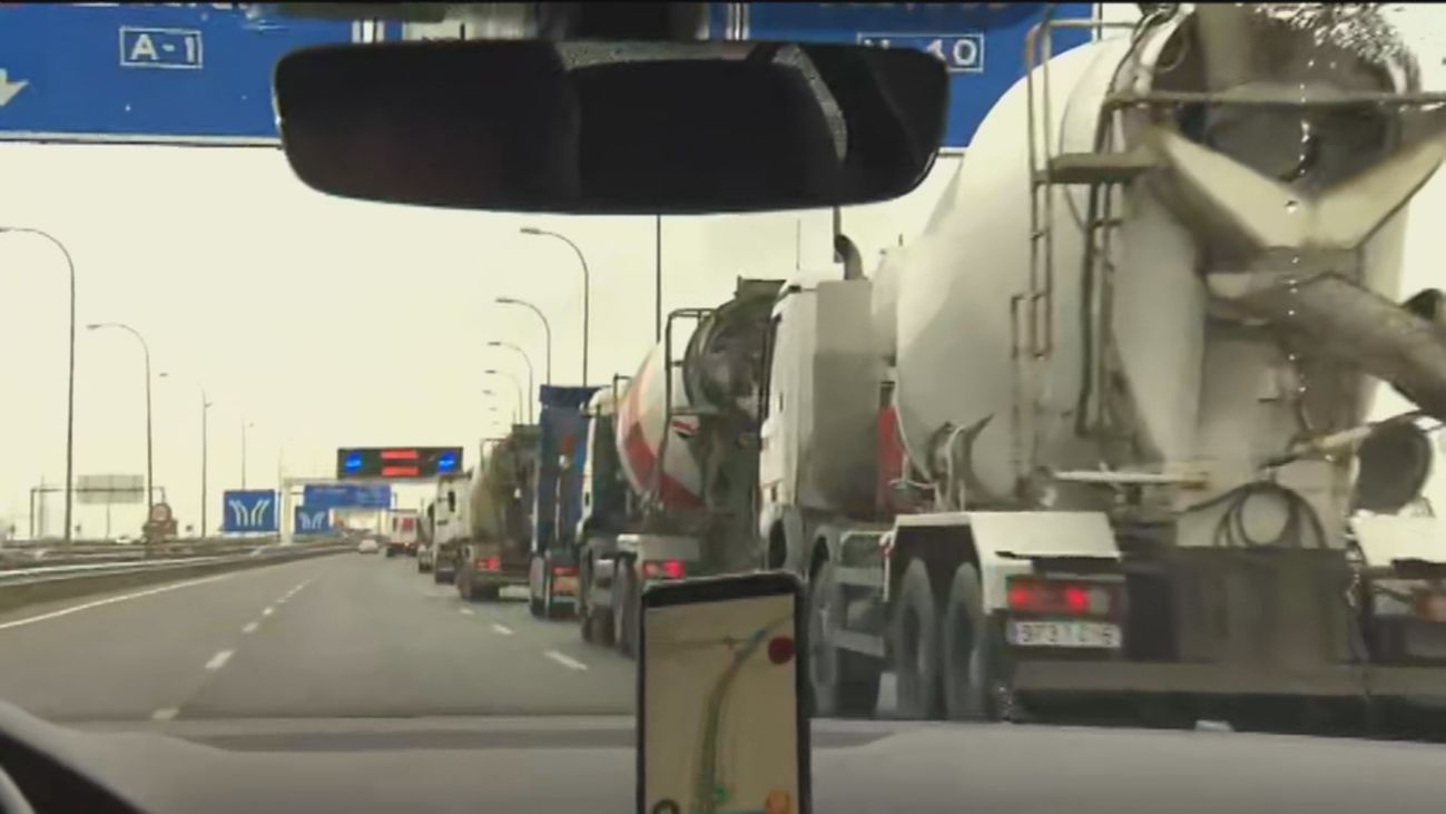 Los transportistas inician por la M-40 una nueva 'marcha lenta', esta vez también con hormigoneras