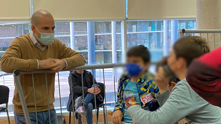 El alcalde, José Luis Álvarez Ustarroz, conversa con los autores de la muestra / AYTO MAJADAHONDA