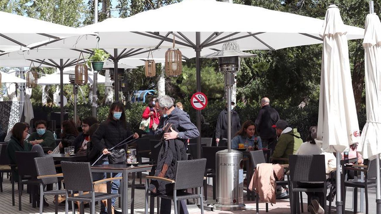 Una terraza de Madrid que cuenta con estufas