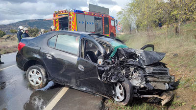 Una mujer herida en la M-608 en Collado Villalba tras impactar su coche contra un autobús