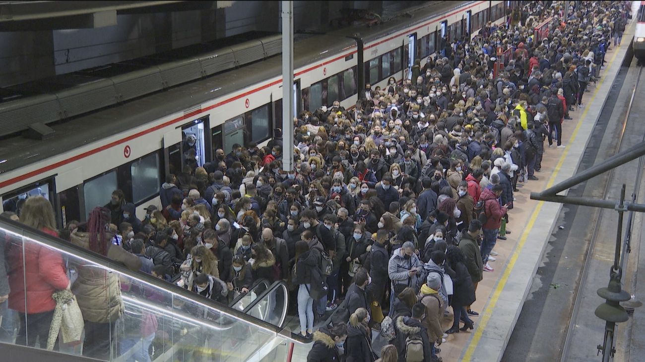 Adif sigue tratando de reparar la avería del sistema informático de Cercanías en Chamartín