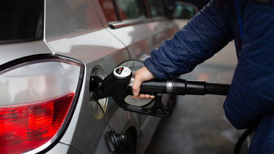 El Gobierno se plantea limitar el precio de los carburantes y pide "un voto de confianza" a los transportistas