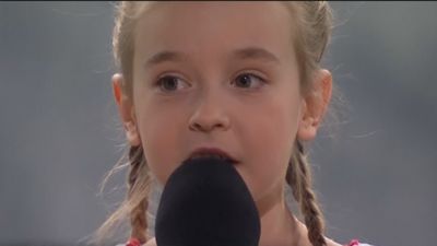 Amelia, de un refugio de Kiev a cantar el himno de Ucrania en un evento benéfico en Polonia