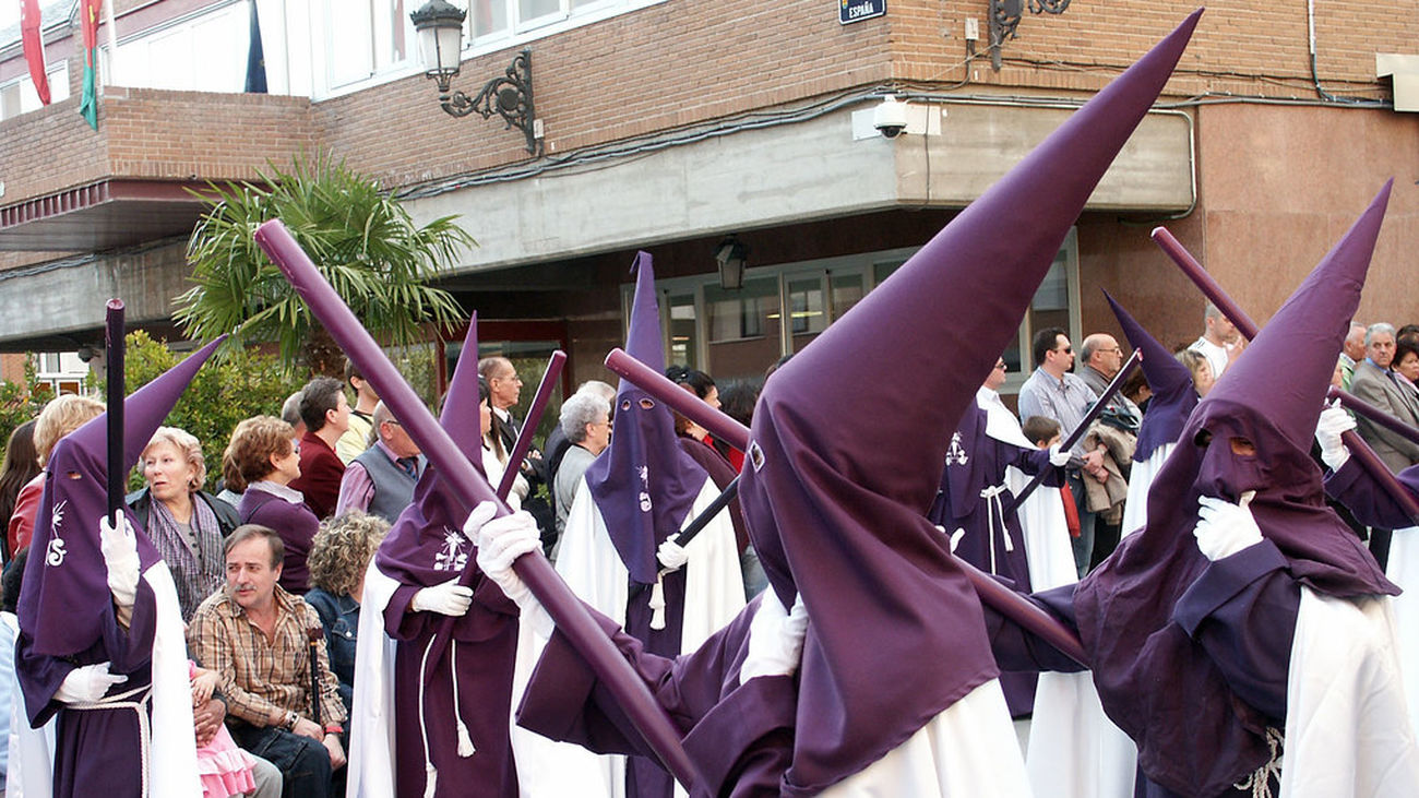 Los nazarenos de Alcorcón plantan al ayuntamiento y trasladan el pregón de Semana Santa a la Puerta del Sol